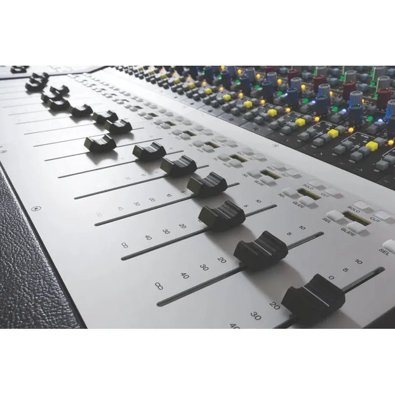 AMS Neve Genesys G64 - Consola de 32 canales con control DAW y 48 Faders - https://www.cromaonline.cl/