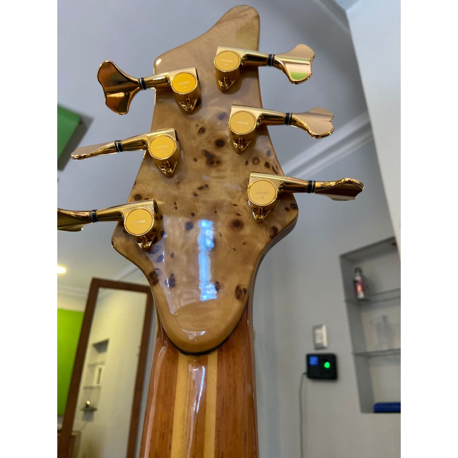 Bajo DeOliveira Mirage de 6 cuerdas - https://www.cromaonline.cl/