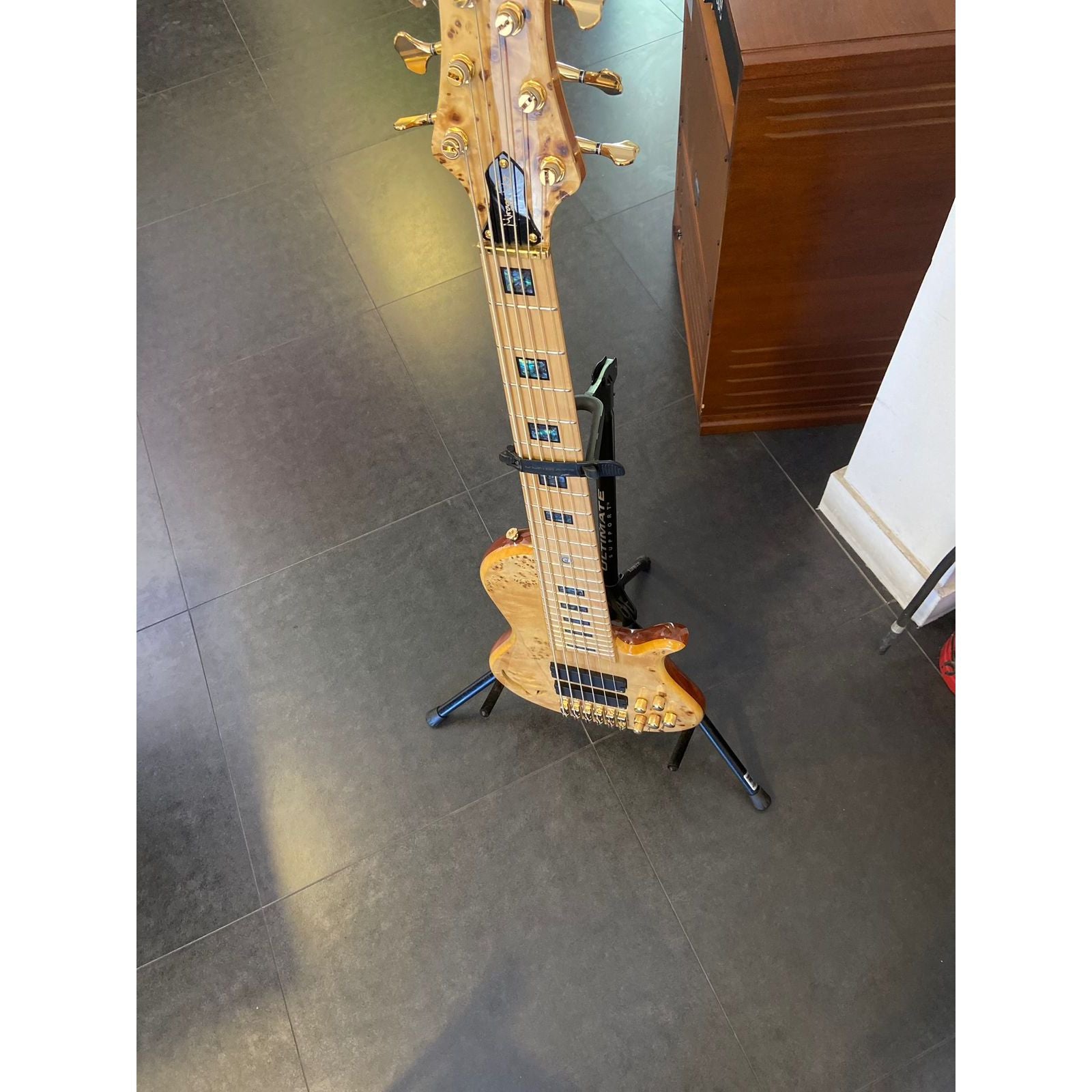 Bajo DeOliveira Mirage de 6 cuerdas - https://www.cromaonline.cl/