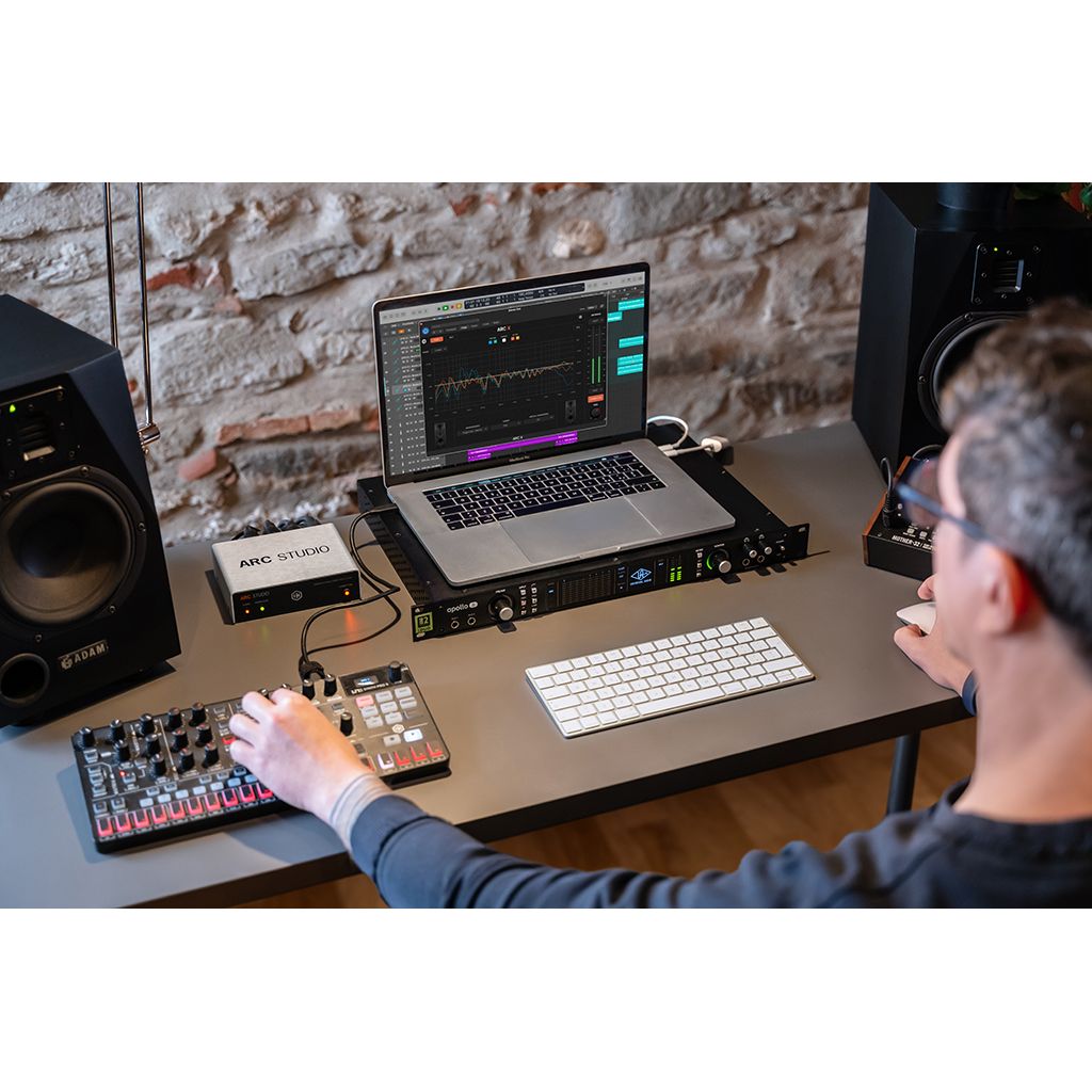 IK Multimedia ARC Studio - Sistema de corrección acústica digital independiente - https://www.cromaonline.cl/