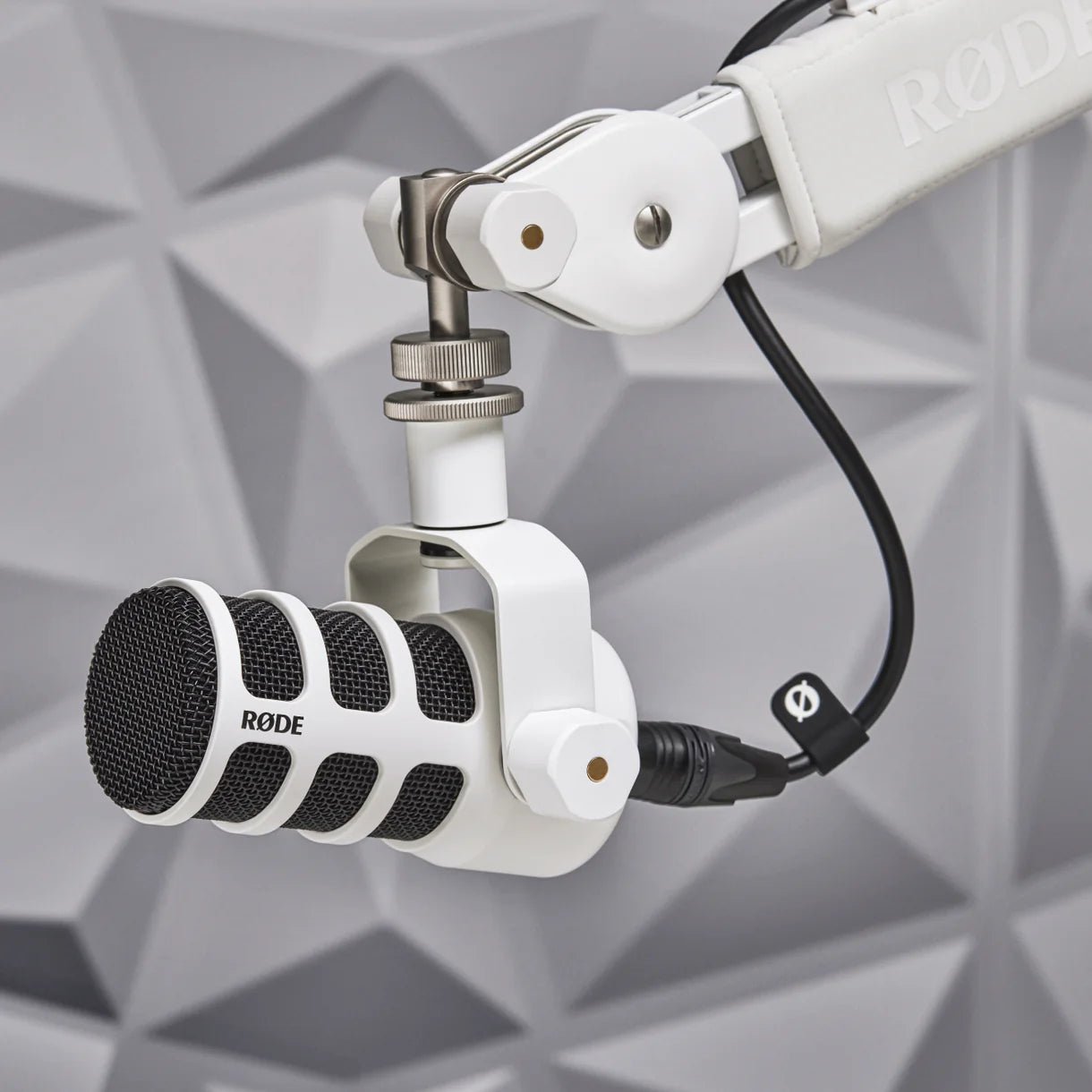 Rode PodMic White - Micrófono dinámico para Podcast color Blanco - https://www.cromaonline.cl/
