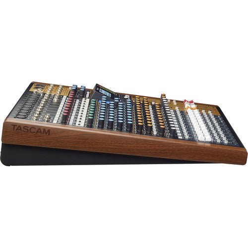 Tascam Model 16 - Mixer/Interfaz de 16 canales - https://www.cromaonline.cl/