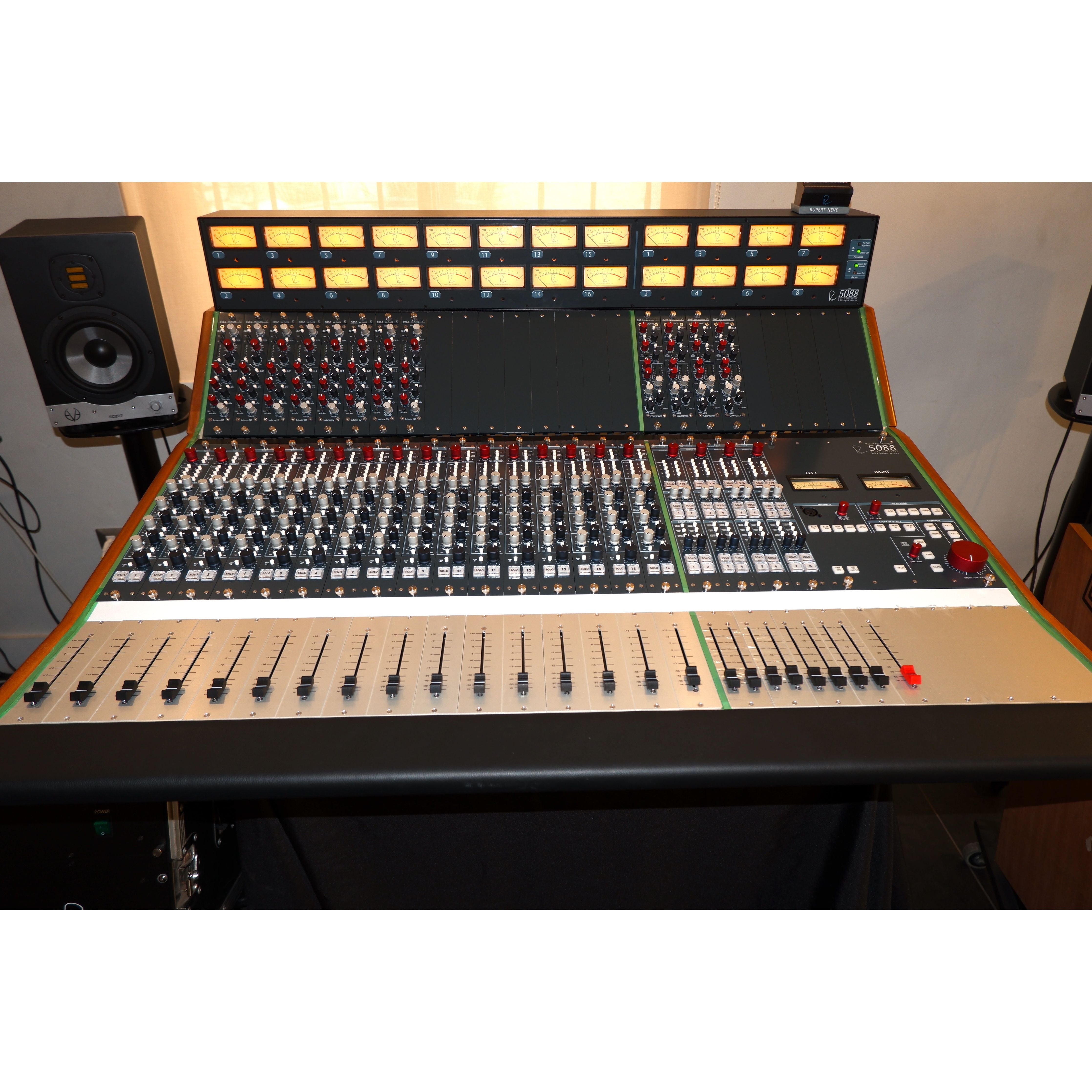 Rupert Neve 5088 - Consola analógica de 16 canales con automatización - https://www.cromaonline.cl/